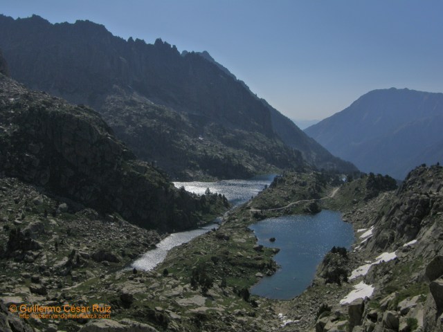 Estany dels Barbs (a la derecha), Estany de la Munyidera (centro) y Estany Gran d'Amitges (a la izquierda)