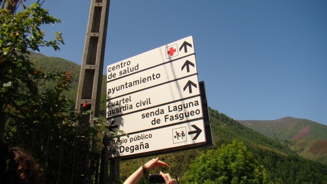 Degaña, señalización vertical hacia Lagunas de Fasgueo