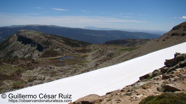 Laguna Larga y Risco Zurraquín desde Collado Urbión