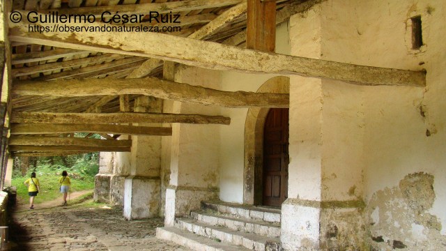 Patio y pórtico Ermita de Santu Medé, Pimiangu, Ribedeva