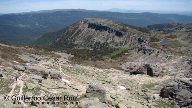 Pico Zurraquín y Laguna Larga desde cima Pico Urbión
