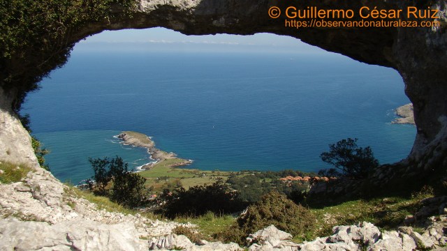 Cabo Cebollero o Punta de Sonabia visto desde el Ojo Grande de los Arcos de Llanegro-Ojos del Diablo