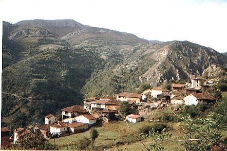 Vistas a la Xerra Peña Gradura y Picu El Oviu desd Santa María