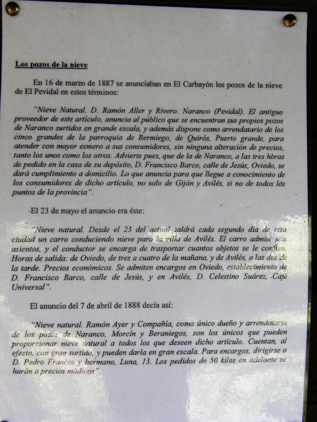 Cartel informando de los usos históricos que se le dieron a los pozos de la nieve colocado por Víctor Monte, veterano naranquista que de forma altruista ha luchado por la recuperación y divulgación del patrimonio histórico que alberga el Naranco.
